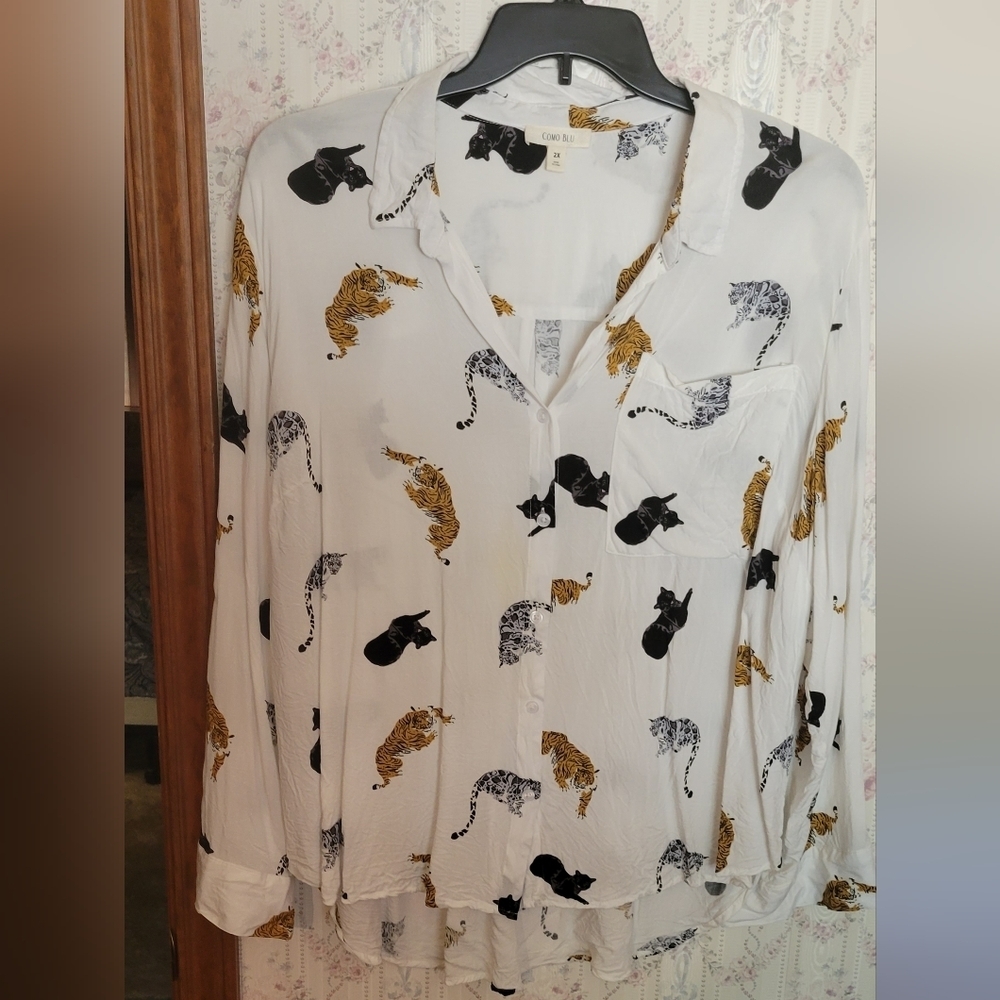 Como Blu 2X White Animal Print Button Up Long Sleeve Top